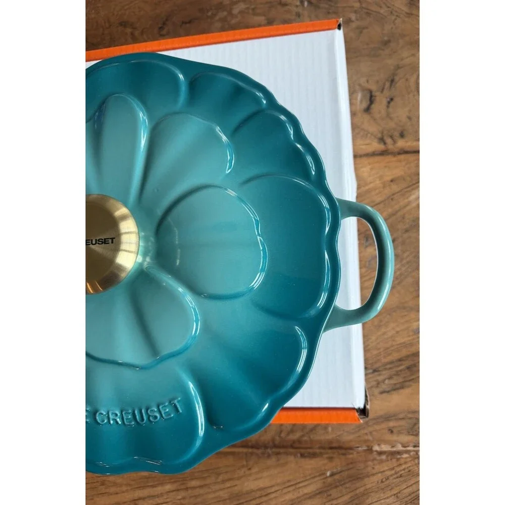 Le Creuset Signature Cast Iron Petal Shallow Casserole 2.25qt Riviera Blue NEW